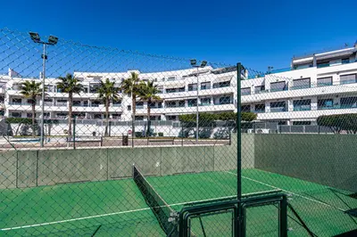 Instalaciones para jugar a tenis o squash en Faro de Garrucha o alrededores