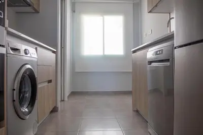 Una cocina o zona de cocina en Precioso apartamento frente a la playa con piscina