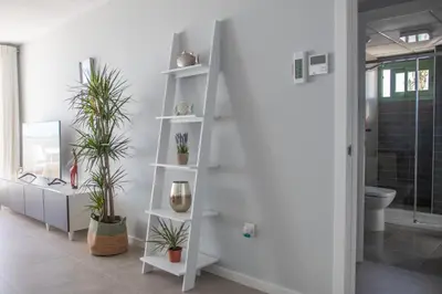 Un baño de Precioso apartamento frente a la playa con piscina