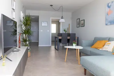 Zona de estar de Precioso apartamento frente a la playa con piscina