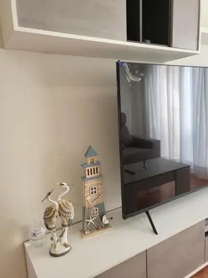 Una televisión o centro de entretenimiento en Ático dúplex en primera línea con piscina privada!