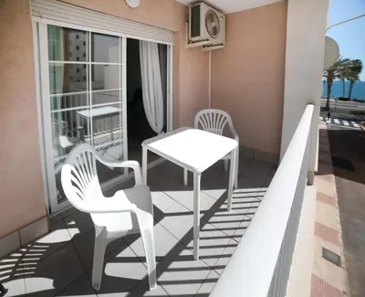 Un balcón o terraza de Apartamento con piscina y terraza a 50 metros de la playa