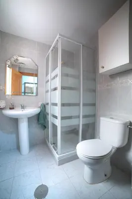 Un baño de Apartamento con piscina y terraza a 50 metros de la playa