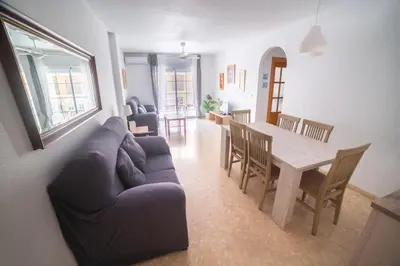 Zona de estar de Apartamento con piscina y terraza a 50 metros de la playa