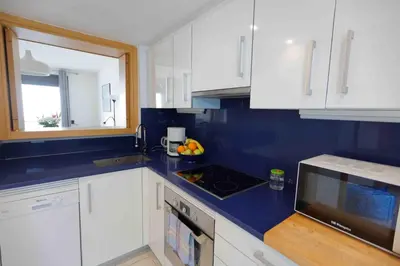 Una cocina o zona de cocina en SPECTACULAR APRT. IN FRONT OF THE SEA