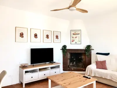 Una televisión o centro de entretenimiento en La Paloma, Chalet a pie de playa