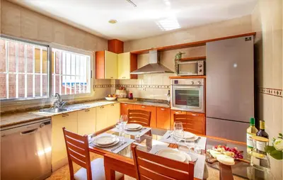 Una cocina o zona de cocina en Cozy Apartment In Águilas With Kitchen