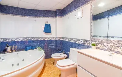 Un baño de Cozy Apartment In Águilas With Kitchen