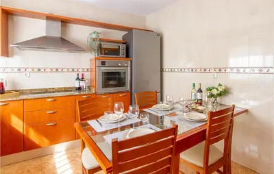 Una cocina o zona de cocina en Cozy Apartment In Águilas With Kitchen