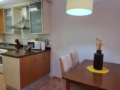 Una cocina o zona de cocina en ¡Bajo precioso con salida directa a la piscina comunitaria en Paraíso de Vera!
