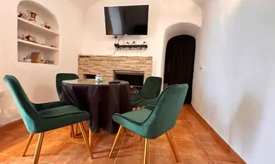 Una televisión o centro de entretenimiento en Troglorent - Maison Troglodyte
