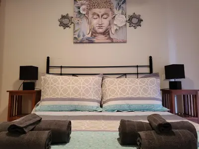 Cama o camas de una habitación en Bajo de esencia relajante con piscina privada y patio!