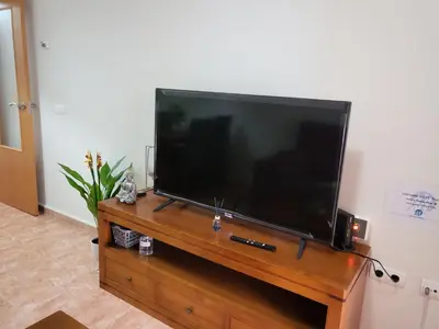 Una televisión o centro de entretenimiento en Bajo de esencia relajante con piscina privada y patio!