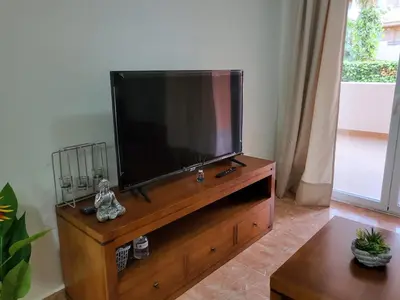 Una televisión o centro de entretenimiento en Bajo de esencia relajante con piscina privada y patio!