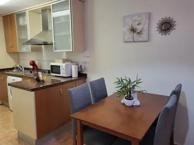 Una cocina o zona de cocina en Bajo de esencia relajante con piscina privada y patio!