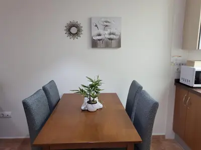 Una cocina o zona de cocina en Bajo de esencia relajante con piscina privada y patio!