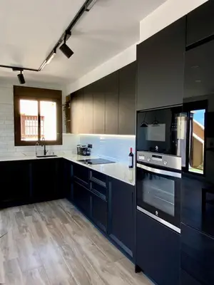 Una cocina o zona de cocina en Precioso ático con vistas al mar y la montaña