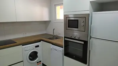 Una cocina o zona de cocina en Atractivo apartamento en la playa con parking