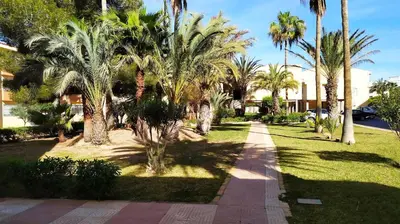 Jardín al aire libre en Atractivo apartamento en la playa con parking