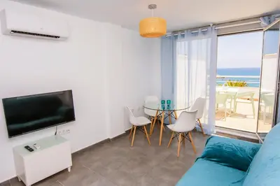 Una televisión o centro de entretenimiento en MIRAMAR - AVD. FARO MESA ROLDAN