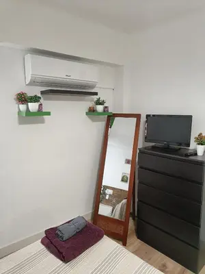Una televisión o centro de entretenimiento en Piso agradable cerca de la playa