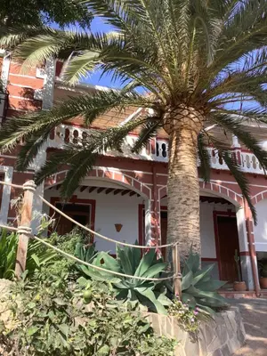 Edificio en el que se encuentra la habitación en casa particular