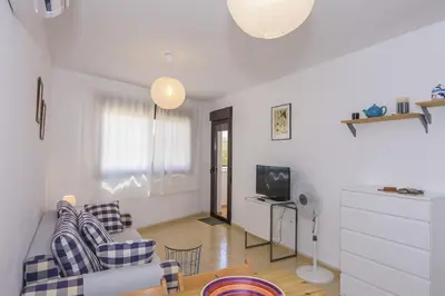 Una televisión o centro de entretenimiento en Un Paso del Mar Apartment