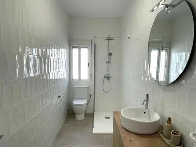 Un baño de Lux&Cool Paseo Marítimo San José