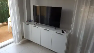Una televisión o centro de entretenimiento en Apartamento en Vera a 300 m de la playa, con patio y salida directa a calle