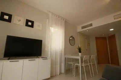 Una televisión o centro de entretenimiento en Apartamento en Vera a 300 m de la playa, con patio y salida directa a calle