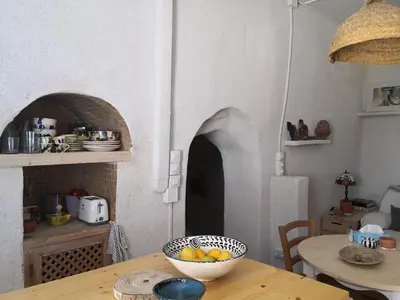 Utensilios para hacer té y café en Cueva San Anton