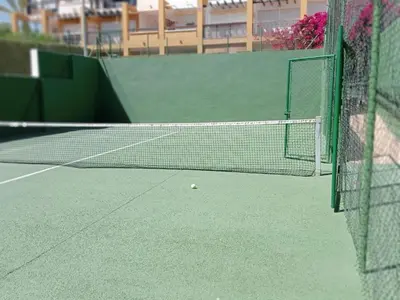 Instalaciones para jugar a tenis o squash en Vera Playa 2 hab 2 WC parking AA, Wifi, padel piscina climatizada y verano Lomas de mar o alrededores