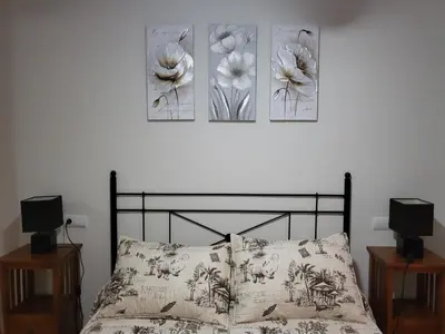 Cama o camas de una habitación en ¡Bajo extraordinario con vistas a la piscina y terraza!