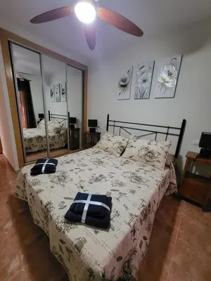 Cama o camas de una habitación en ¡Bajo extraordinario con vistas a la piscina y terraza!