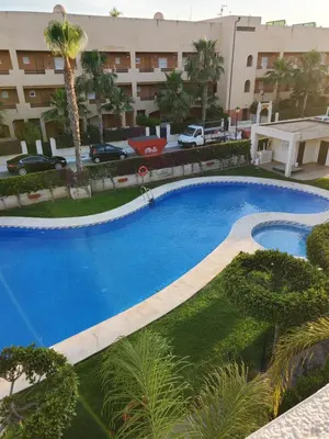 Piscina en o cerca de ¡Bajo extraordinario con vistas a la piscina y terraza!