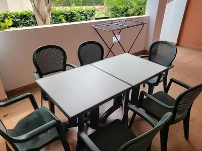 Plano de ¡Bajo extraordinario con vistas a la piscina y terraza!