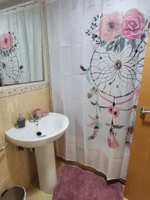 Un baño de ¡Bajo extraordinario con vistas a la piscina y terraza!