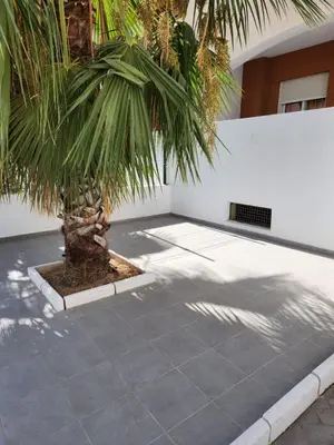 Plano de ¡Bajo extraordinario con vistas a la piscina y terraza!