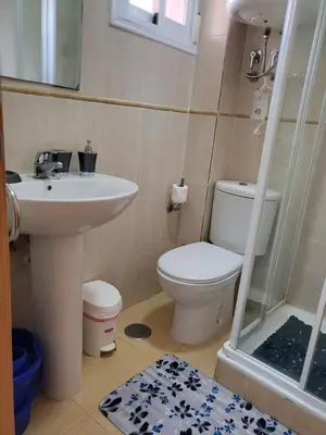 Un baño de ¡Bajo con terraza y patio con vistas a la piscina comunitaria!