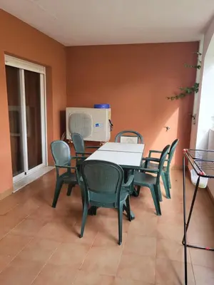 Plano de ¡Bajo con terraza y patio con vistas a la piscina comunitaria!