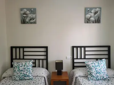 Cama o camas de una habitación en ¡Bajo con terraza y patio con vistas a la piscina comunitaria!