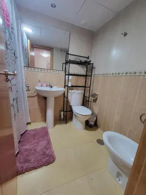 Un baño de ¡Bajo con terraza y patio con vistas a la piscina comunitaria!