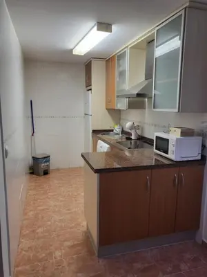 Una cocina o zona de cocina en ¡Bajo con terraza y patio con vistas a la piscina comunitaria!