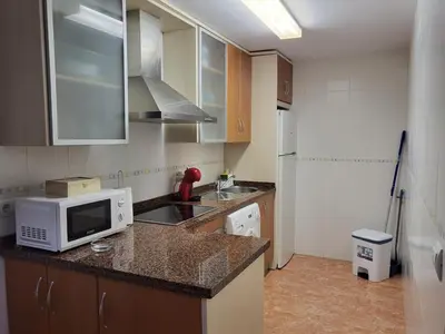 Una cocina o zona de cocina en ¡Bajo con terraza y patio con vistas a la piscina comunitaria!
