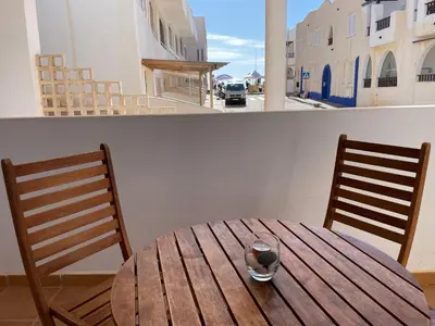 Un balcón o terraza de Apartamento de 3 dormitorios a 60 m de la playa en la Isleta, Cabo de Gata