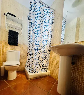 Un baño de Apartamento de 3 dormitorios a 60 m de la playa en la Isleta, Cabo de Gata