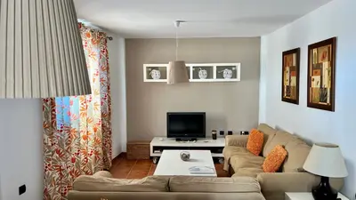 Una televisión o centro de entretenimiento en Apartamento de 3 dormitorios a 60 m de la playa en la Isleta, Cabo de Gata