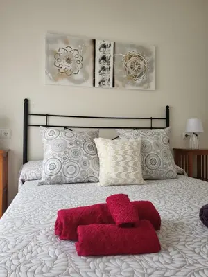 Cama o camas de una habitación en ¡Apartamento en primera línea con terraza y cerca de la piscina comunitaria!