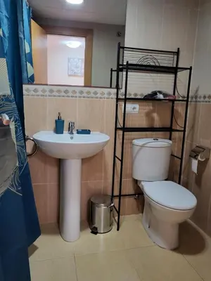 Un baño de ¡Apartamento en primera línea con terraza y cerca de la piscina comunitaria!