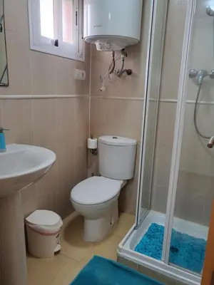 Un baño de ¡Apartamento en primera línea con terraza y cerca de la piscina comunitaria!